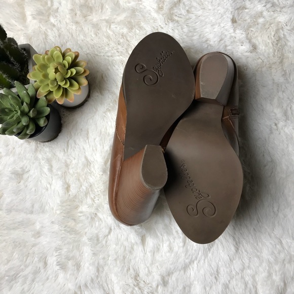 Booties with Tassel Detail - Picture 3 of 6